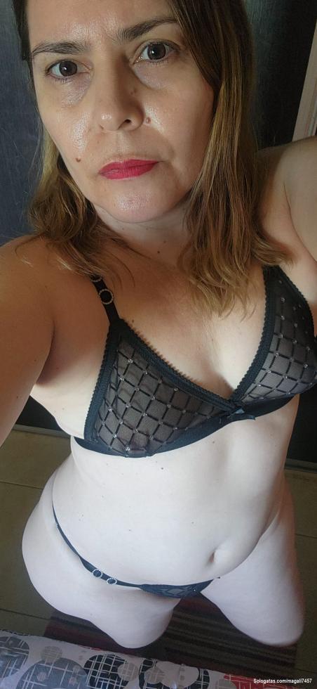 Estoy aceptando peticiones de vídeos personalizados y estoy dispuesta a tener un sexting profundo y picante durante las próximas horas ?? Envíame un mensaje directo con tu idea más salvaje.